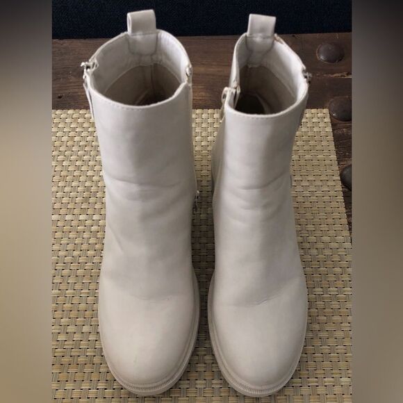 DV Dolce Vita OFF-WHITE Women's Nicola Lug-Sole Ankle Boots Size 8.5 - Picture 9 of 9